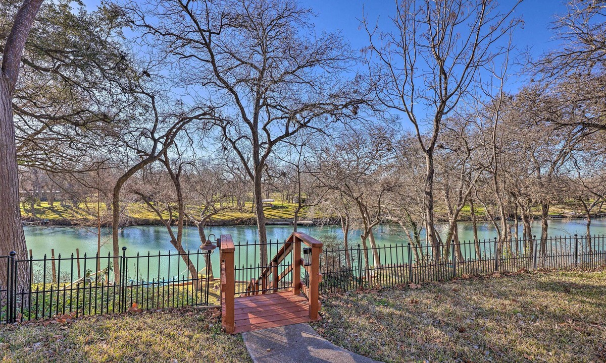 Seguin House | Pet-Friendly Seguin Retreat w/Deck & River Views!