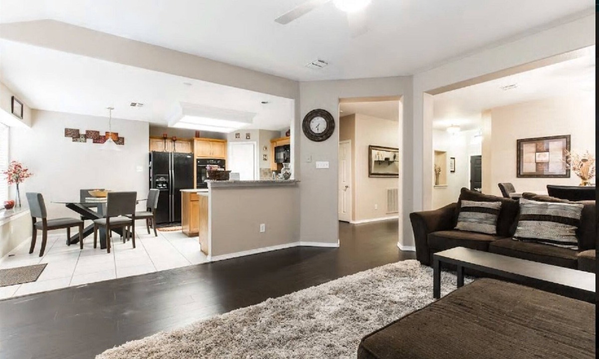 Euless House | Pet Friendly Spacious 3BR Home with King Bed