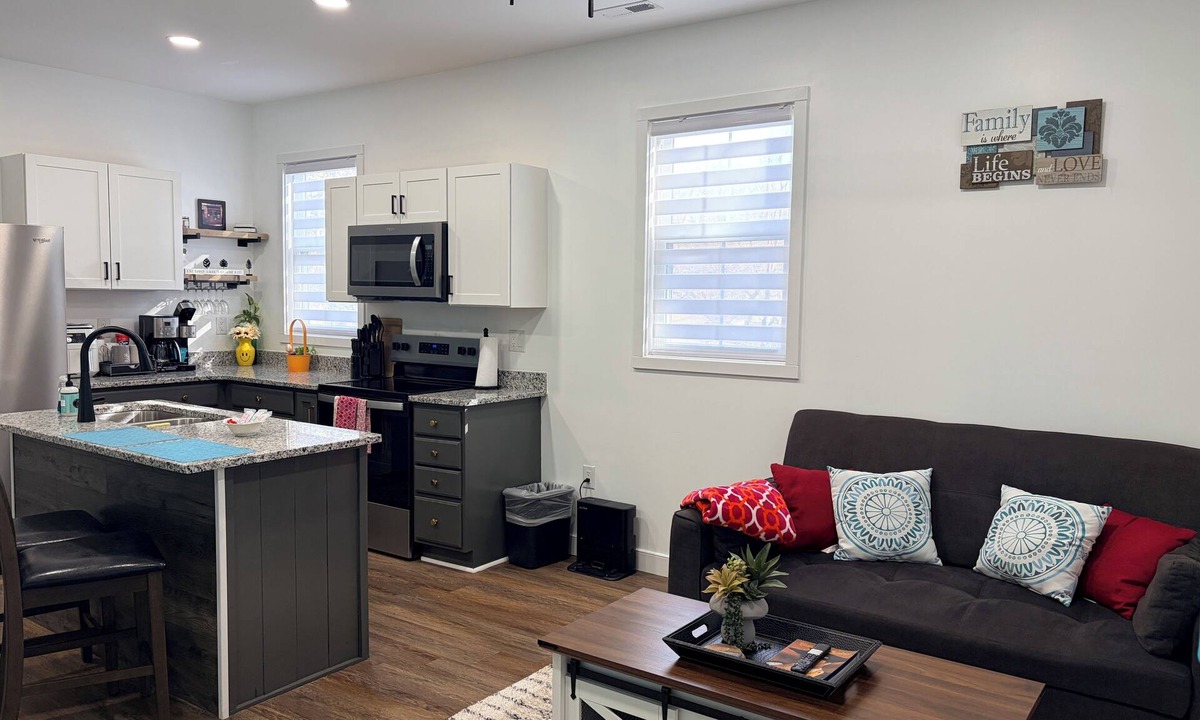 Williamsburg Apartment | Pet-Friendly Stay Cozy Vibes in a Prime Location