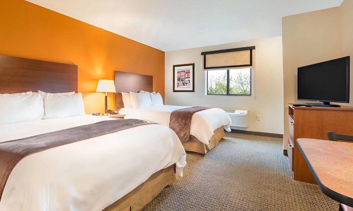 Berwick Hotel | Pet-Friendly Stay w/Full Kitchen Near Cascade Falls & Iowa State Fairgrounds