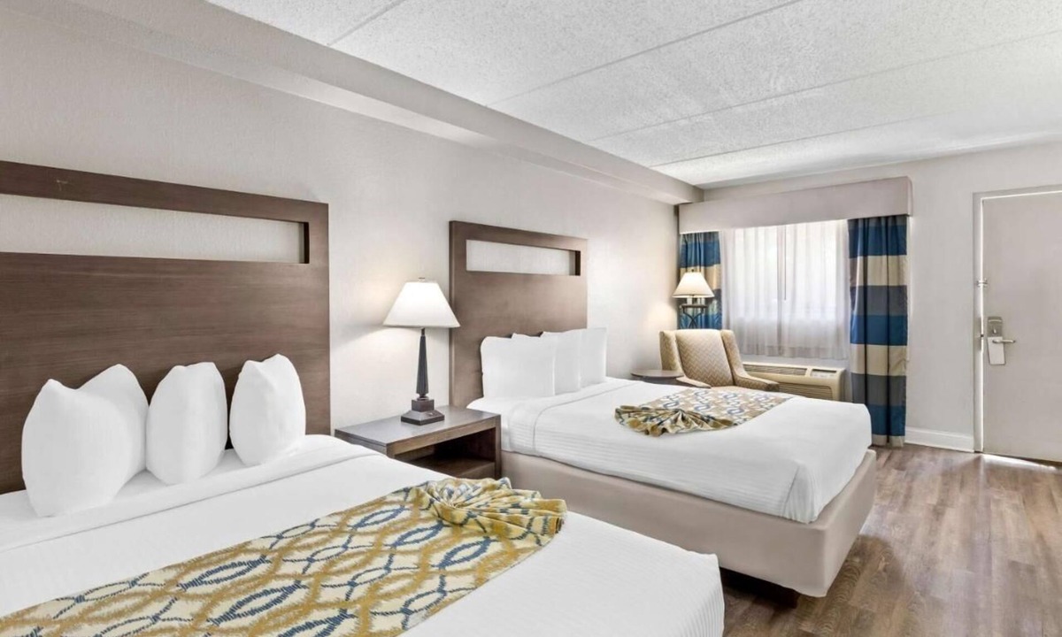 Naperville Hotel | Pet Friendly Stay with Free Breakfast, Gym Access & Parking Near Downtown!