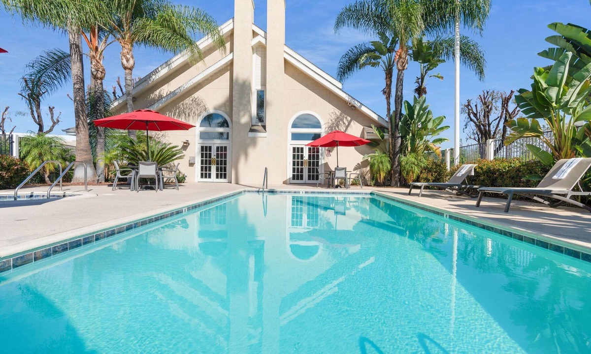 Brea Hotel | Pet-Friendly Suite | Kitchenette, Free Breakfast | Near Nixon Library - 2.8 mi