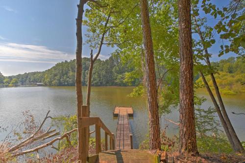 Toccoa House | Pet-Friendly Toccoa Home with Deck and Lake Access!