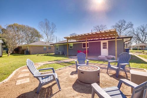 Tomball House | Pet-Friendly Tomball Cottage: Steps to Downtown!