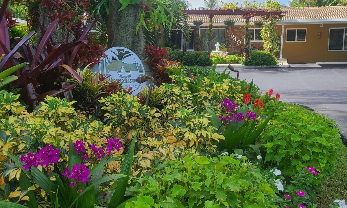 Fort Lauderdale Apartment | Pet Friendly Tropical Studio with Private Kitchen and Bath