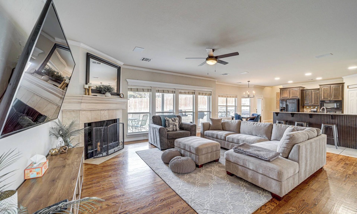 South Tulsa Cottage | Pet-friendly Tulsa Escape w/Private Hot Tub!