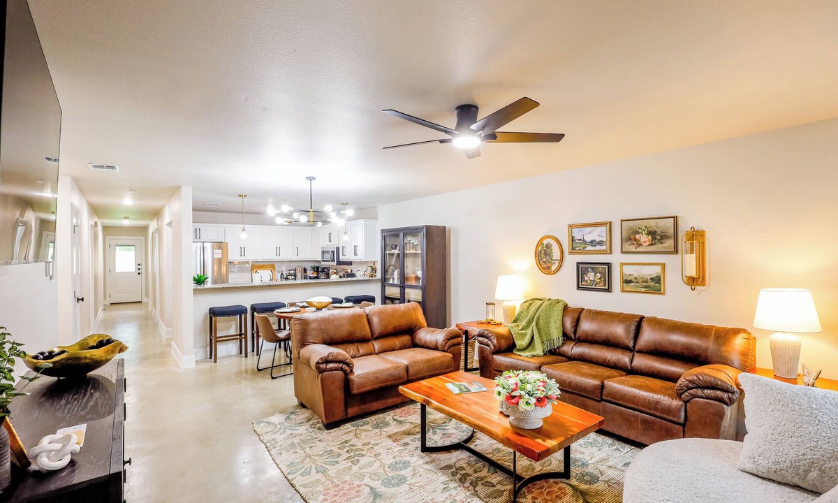 Belton House | Pet-Friendly UMHB Walkable Downtown Fire Pit Hot Tub