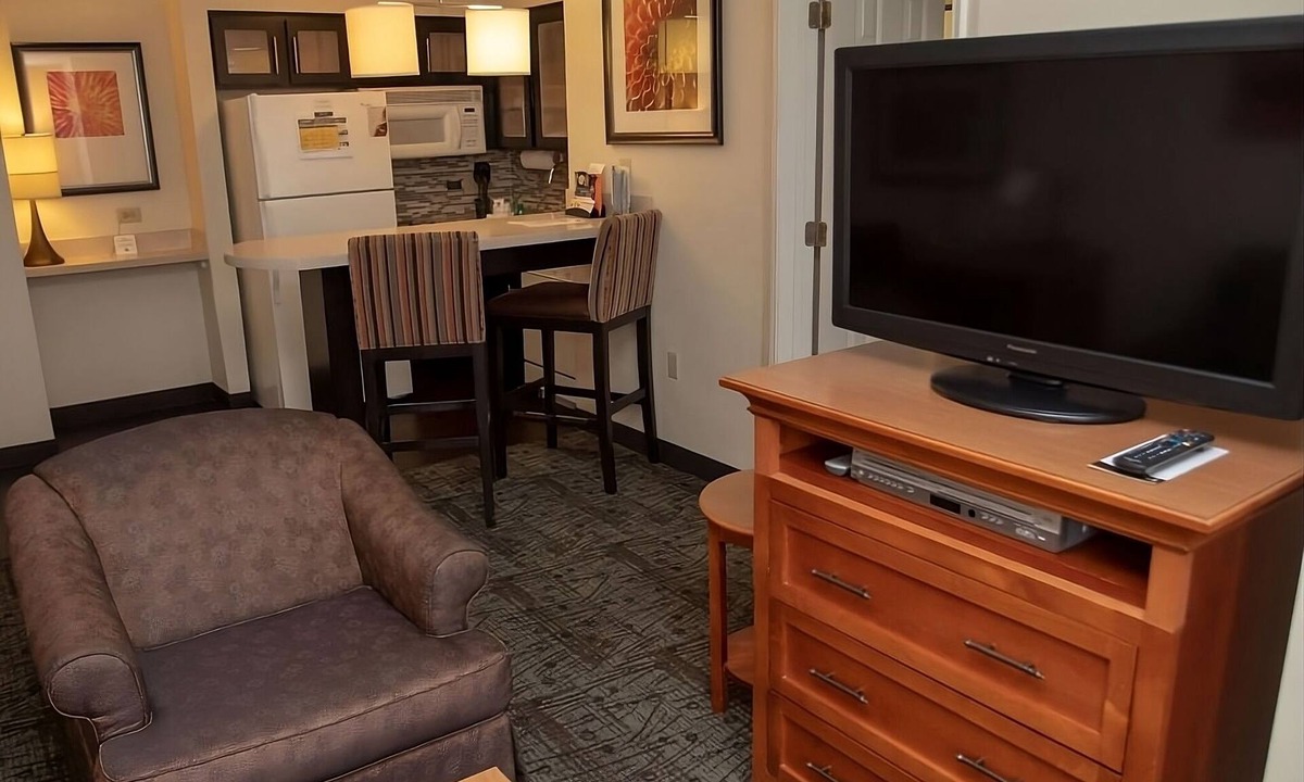 Vance Jackson Apartment | Pet-friendly Unit with Free Breakfast! Within 8 miles of the River Walk! Pool!