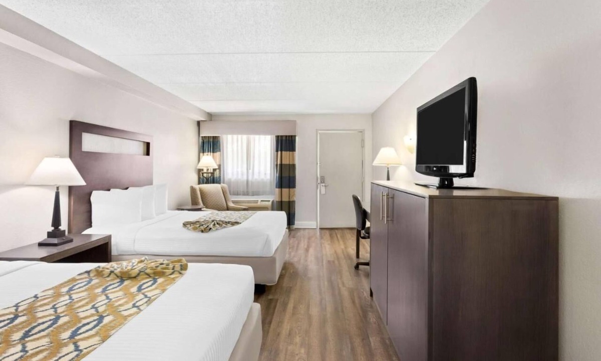 Naperville Hotel | Pet Friendly Units Near Downtown Naperville! 4 Cozy Units with Free Breakfast!