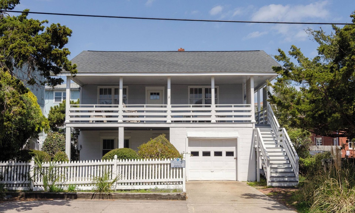 South End House | Pet Friendly Duplex Across from Crystal Pier