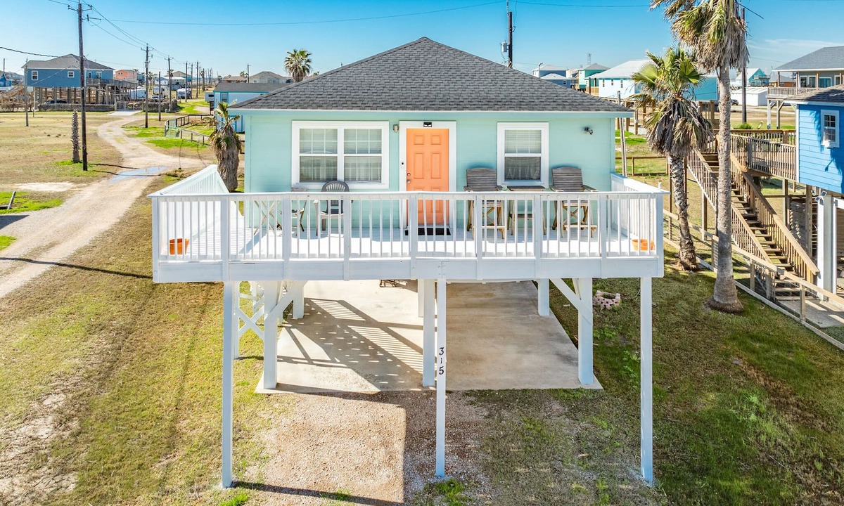 Surfside Beach Cottage | Pet Friendly - Walk to the Beach, Cozy Home