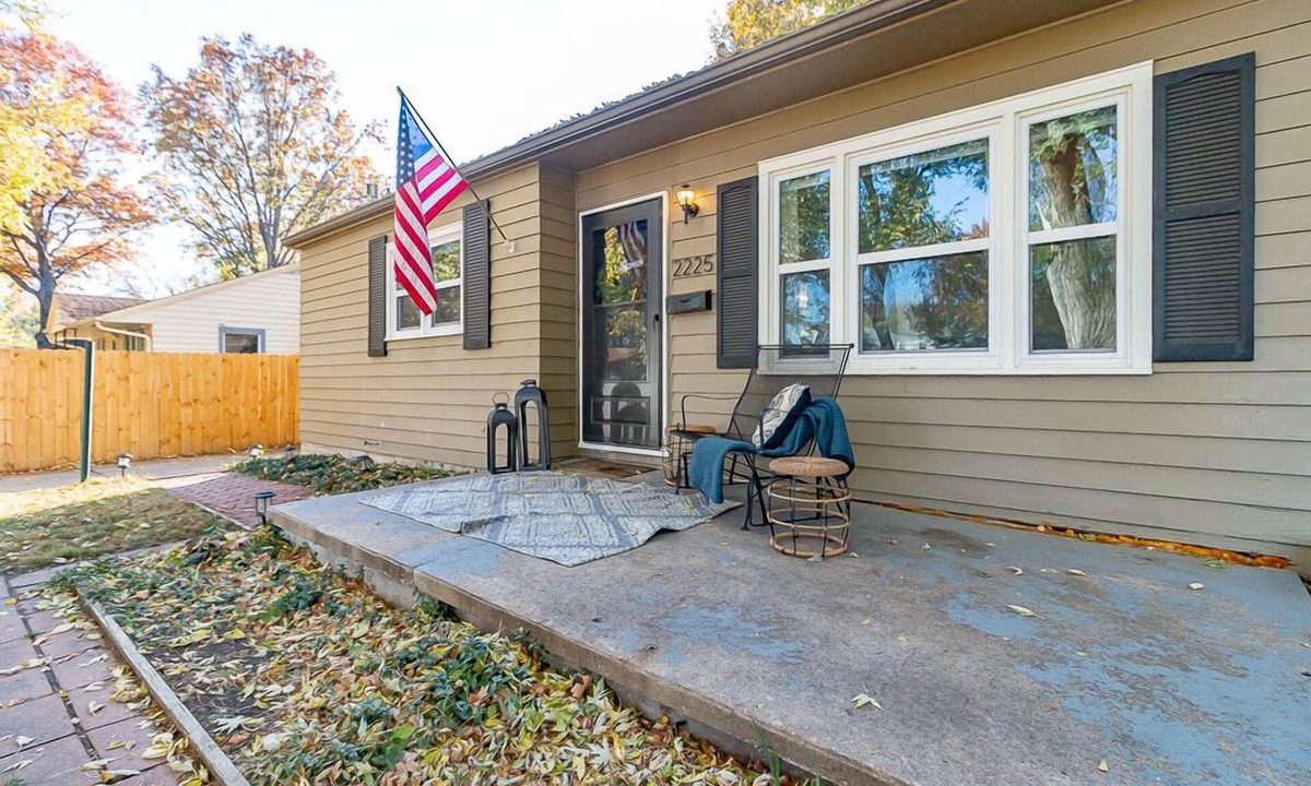 Topeka House | Pet Friendly—Walk to Washburn—King Bed-Fast Wi-Fi