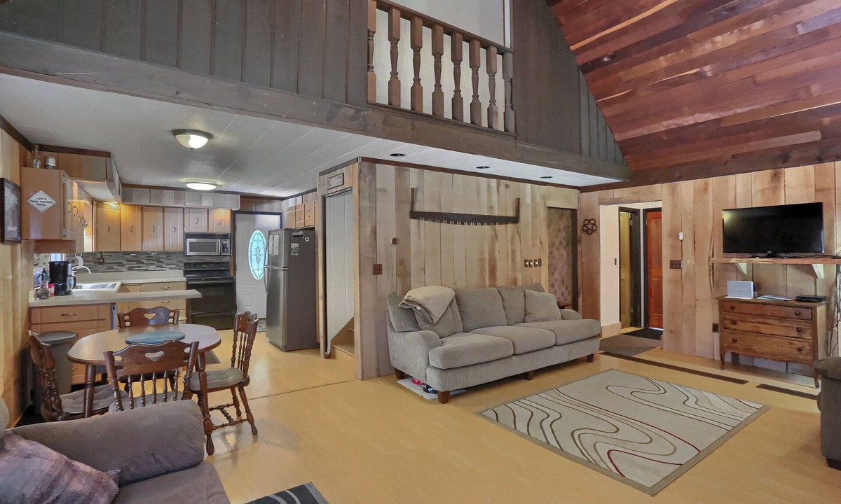 Brookville House | Pet Friendly | Wi-Fi | Firepit | TV