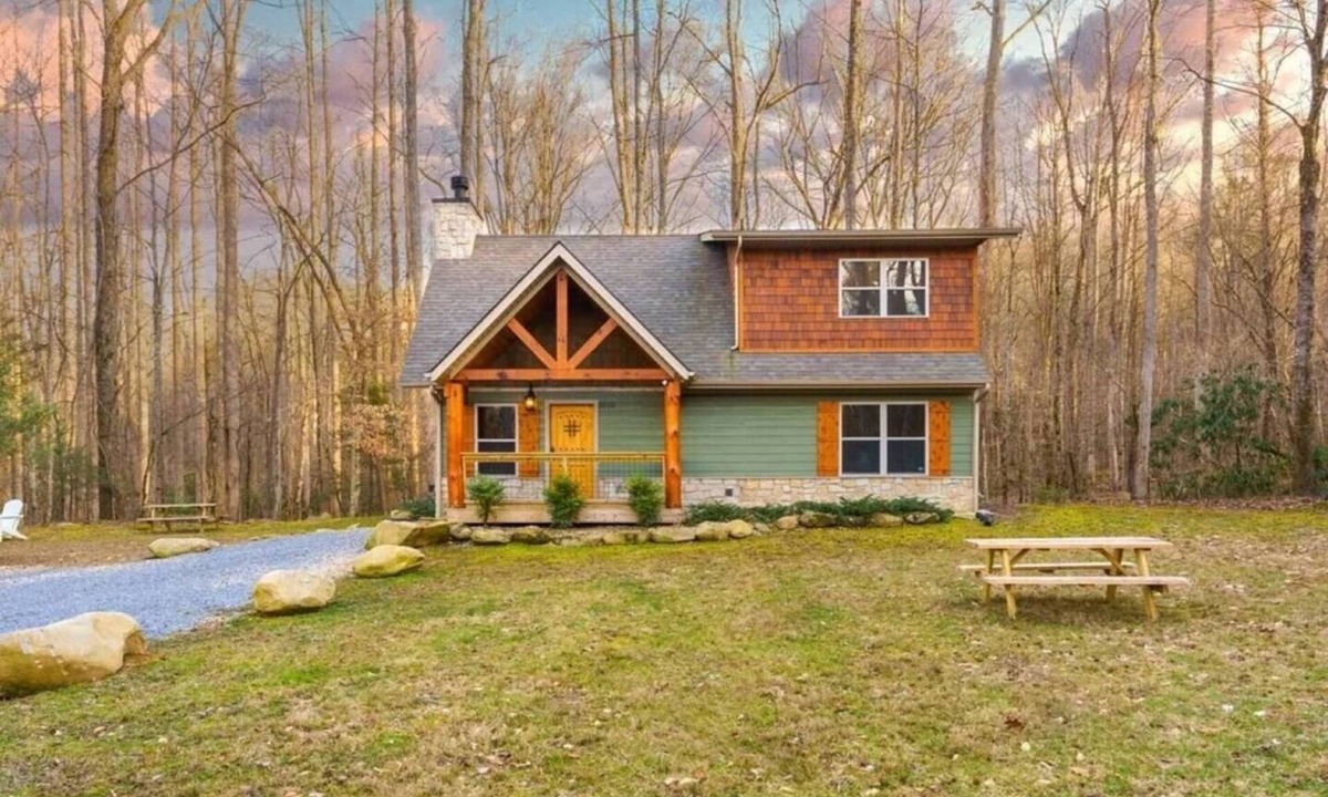 Rocky Grove Cabin | Pet Friendly with Huge Yard! Secluded Stay