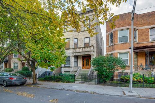 Wrigleyville House | Pet-Friendly with Pool Table Walk to Wrigley Field