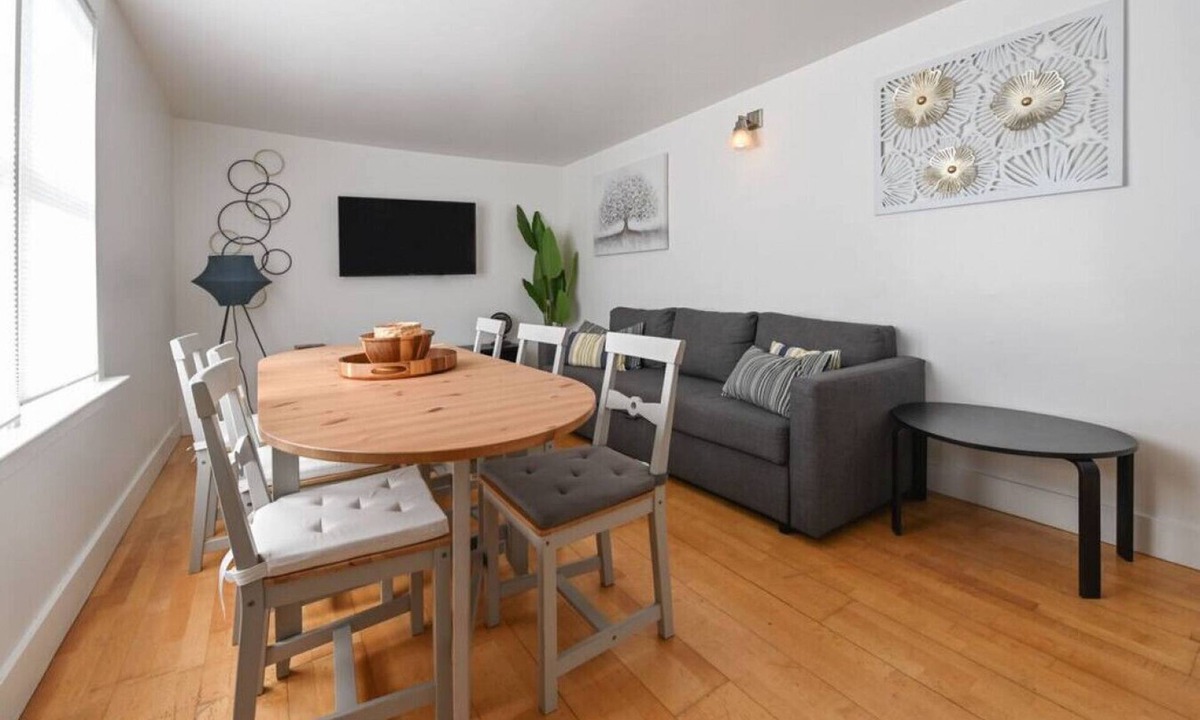 Poets Corner Apartment | Pet Lovers` Haven Near UCB & Subway