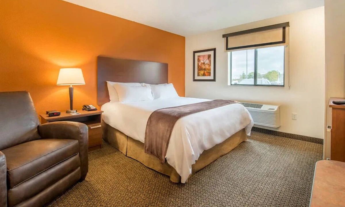 Hastings Hotel | Pet-Loving Room Close to Trails at Lake Hastings – Affordable & Convenient