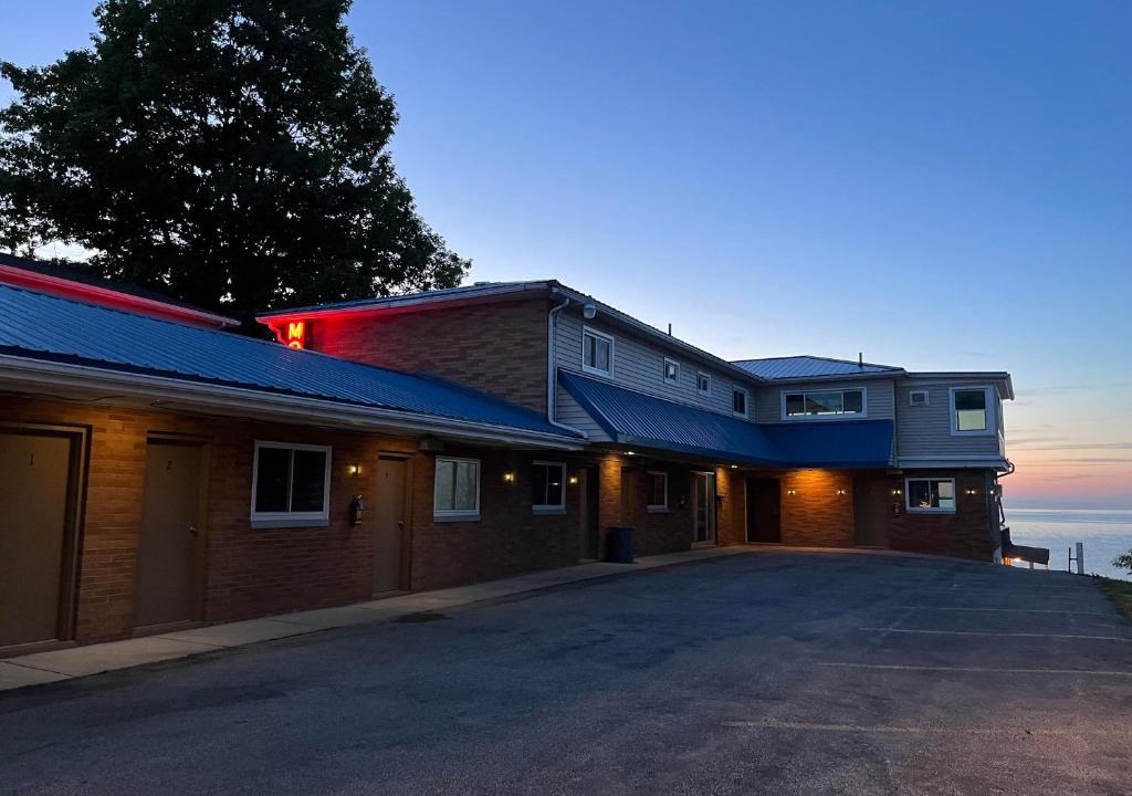 Geneva-on-the-Lake Hotel | Pete's Lakefront Motel, LLC