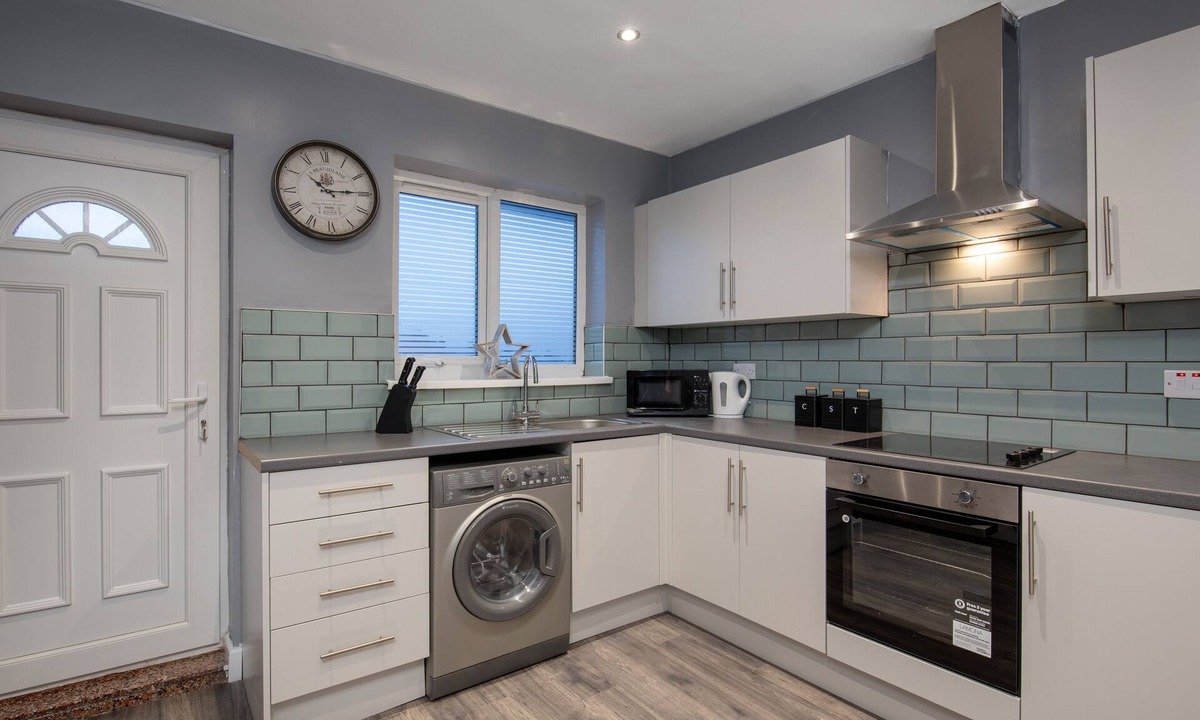 Peterlee Apartment | Peterlee Central Apartment Sleeping 16 guests