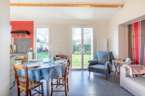 Saint-Georges-de-Pointindoux House | Petite maison à la campagne