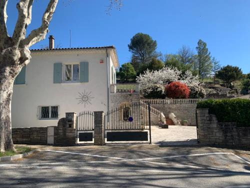 Barjac Apartment | Petit appartement centre Barjac chez Art & Hasards