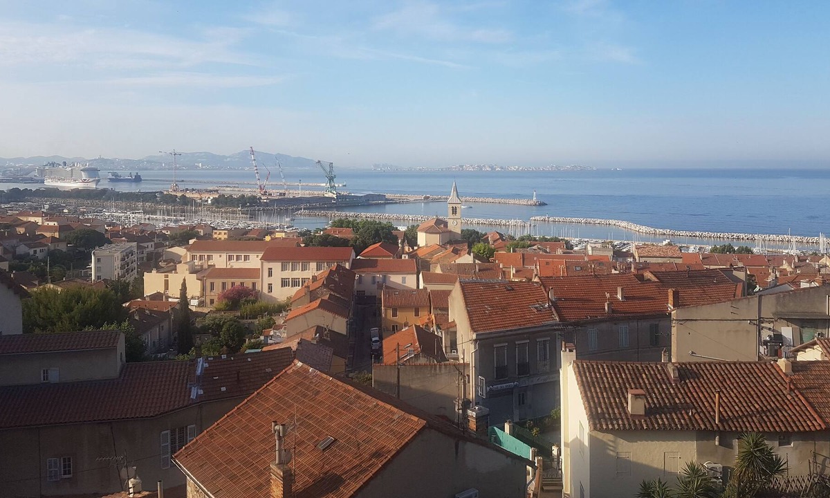 16th Arrondissement Apartment | Petit Appartement Typique à L'estaque Avec vue mer