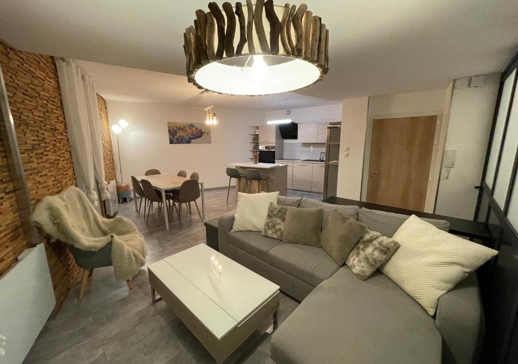 Voiron Apartment | Petit bois moderne
