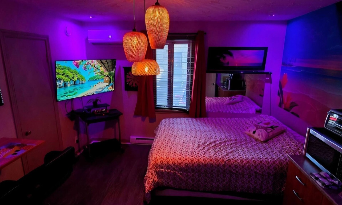 Granby Apartment | Petit loft avec immense jacuzzi et terrasse exotique