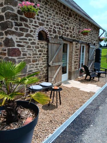 Saint-Aubin-Fosse-Louvain House | Petit Maison