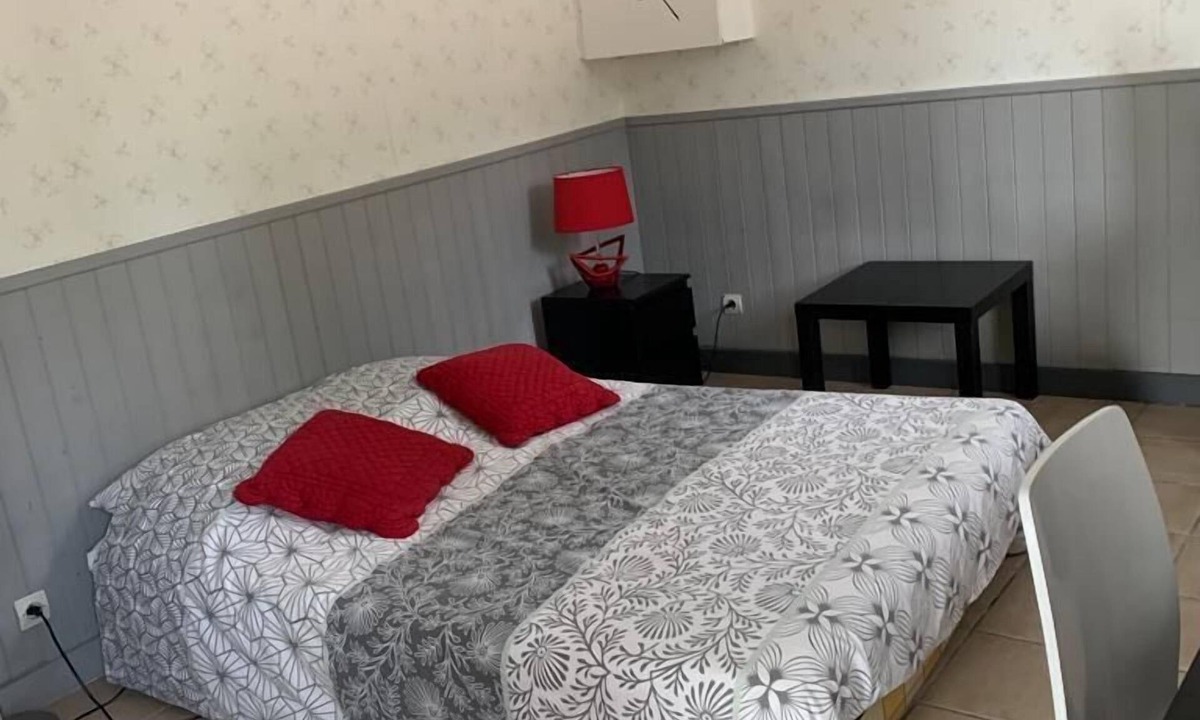 Le Breuil Apartment | Petit studio wet room