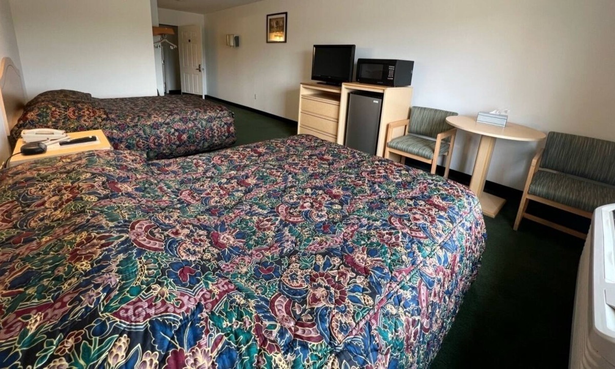 Red Bud Apartment | Petite Double Queen Suite with Free Parking!