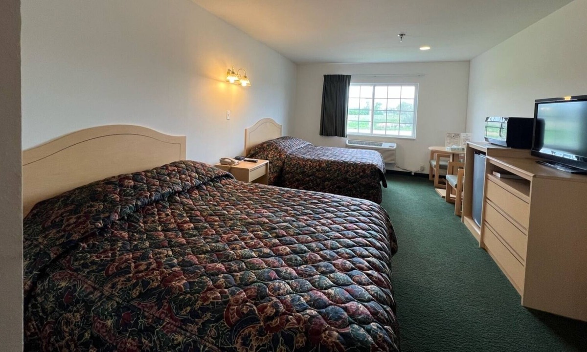 Renault Bed & Breakfast | Petite Double Queen Suite with Free Breakfast!