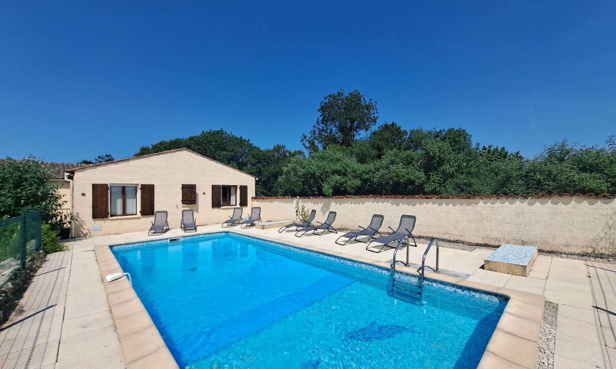Saint-Pierre-de-Juillers Villa | Petite Hirondelles with pool