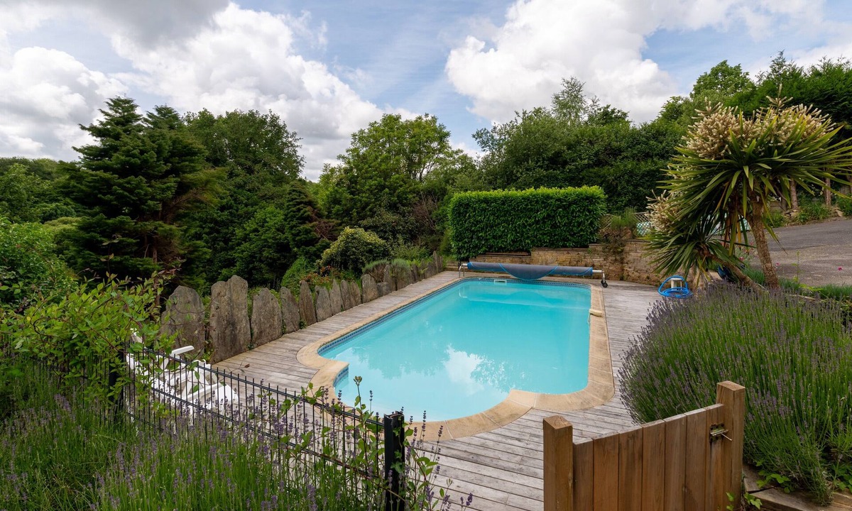 Rochefort-en-Terre House | Petite house 'Les Sapins' with shared pool, terrace and Wi-Fi