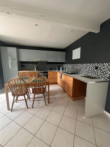 Saint-Maurice-de-Remens Apartment | Petite maison de village 2