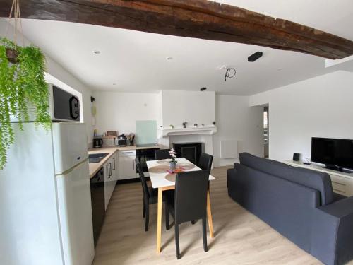 Le Bourgneuf-la-Foret Apartment | Petite maison de bourg