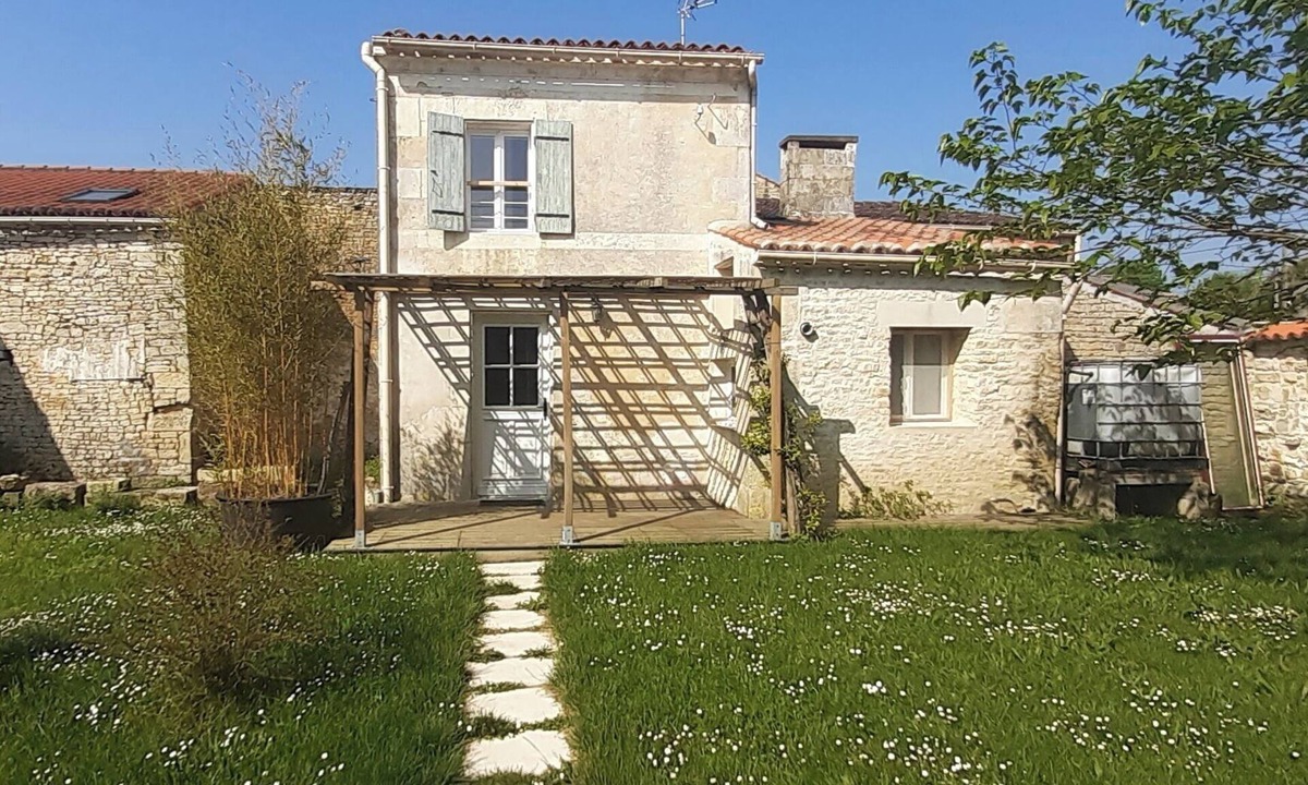 Asnieres-la-Giraud House | Petite Maison de Campagne Calme