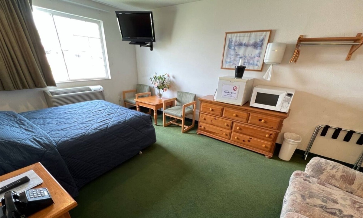 Red Bud Bed & Breakfast | Petite Queen Economy Room in a Friendly Town!