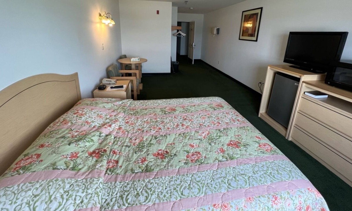 Renault Bed & Breakfast | Petite Queen Suite with Free Parking!