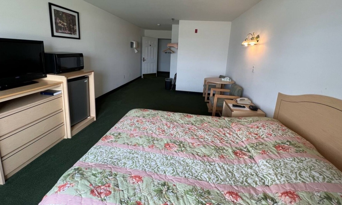 Renault Bed & Breakfast | Petite Queen Suite with Free Breakfast and Parking