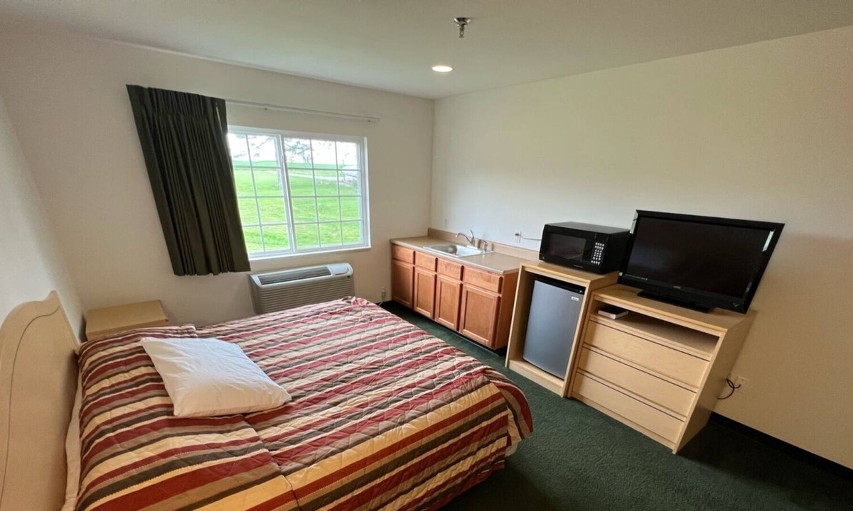 Red Bud Bed & Breakfast | Petite Single King Suite with Free Parking!