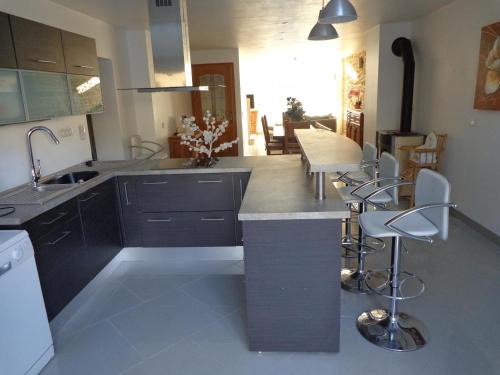 Puilly-et-Charbeaux House | Petites fleurs des champs