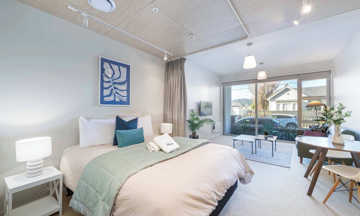 Petone Apartment | Petone Studio - Balcony, Bath Tub, Sleeps 2