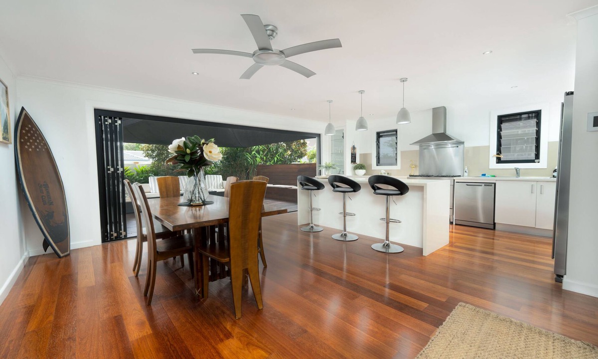 Burleigh Waters House | Pets Allowed Burleigh Beach Pad