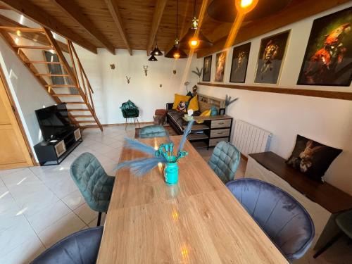 Louches House | Pets Home by Oxyne
