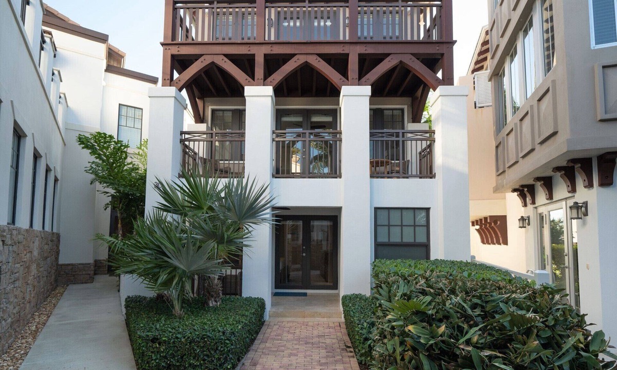 Marathon House | Pets, People & Pocketbook Friendly- Marlin Bay