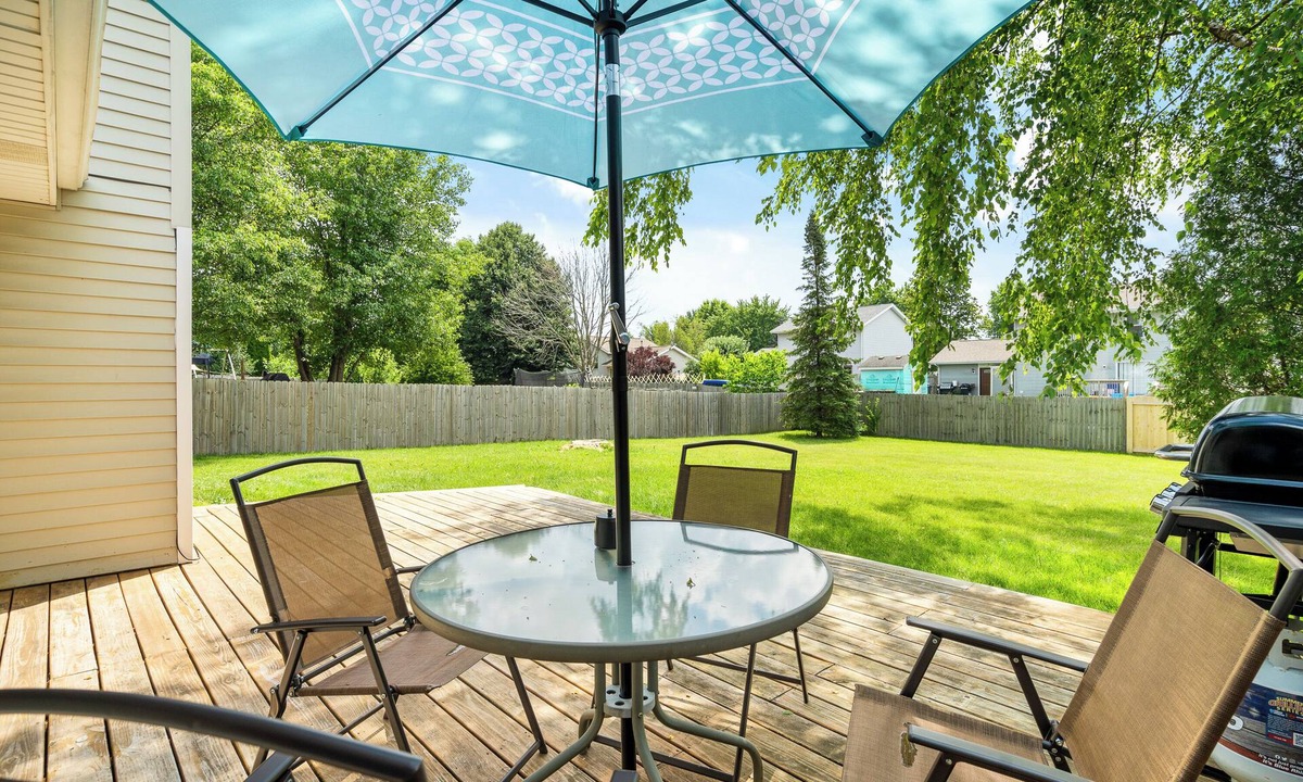 Rockford House | Pets welcome! Deck+Fenced back yard+ King Bed+Bedroom TV