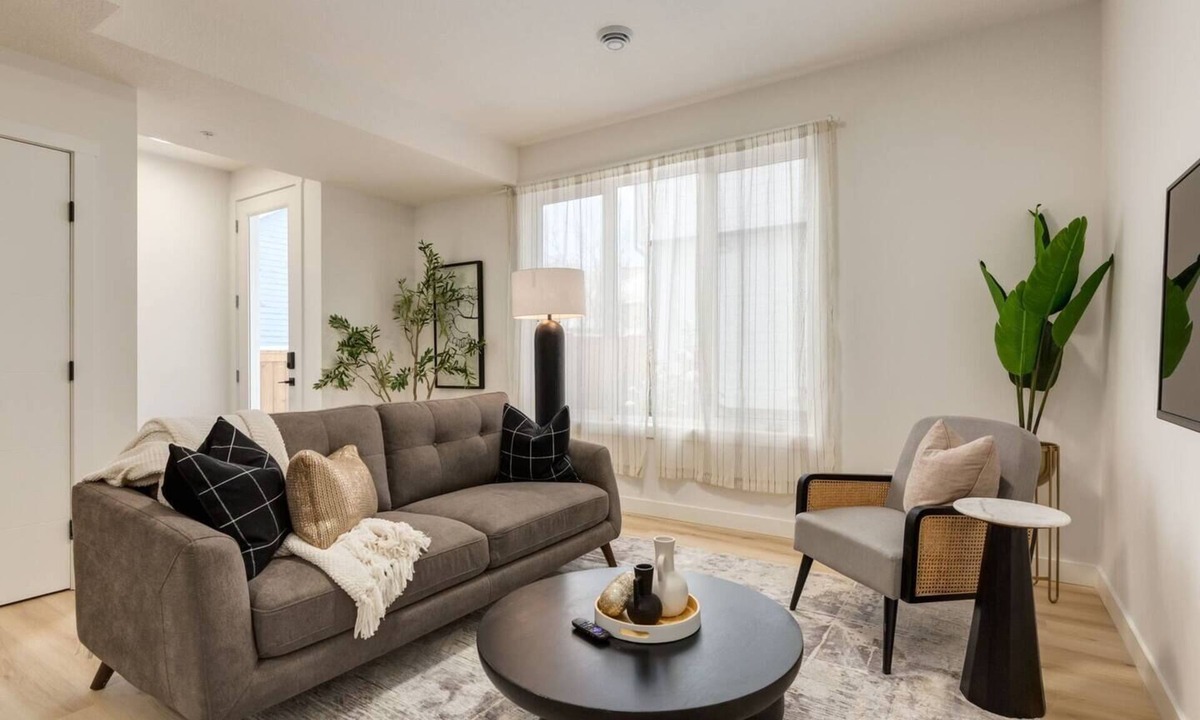 Shaganappi House | "Pewter" 3Bdrm-Close to C-train & Downtown!