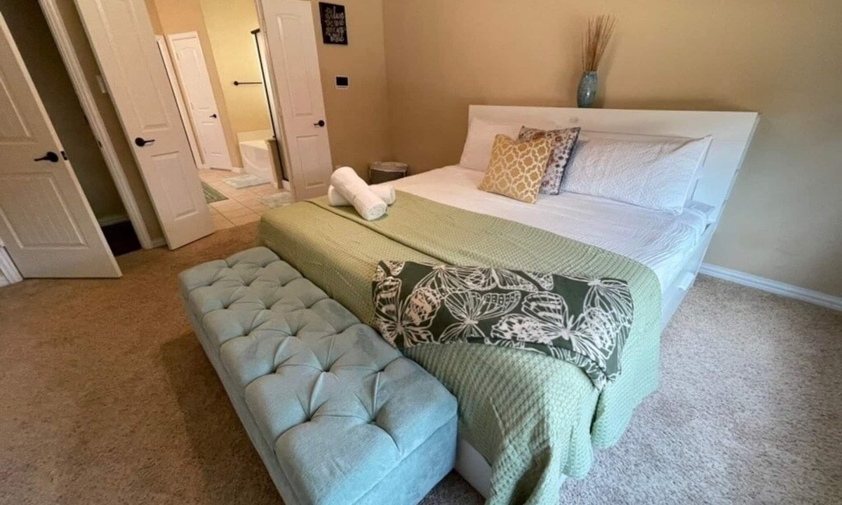 Little Elm House | PGA HQ Area, Sleeps 10, King-Size Beds for Groups