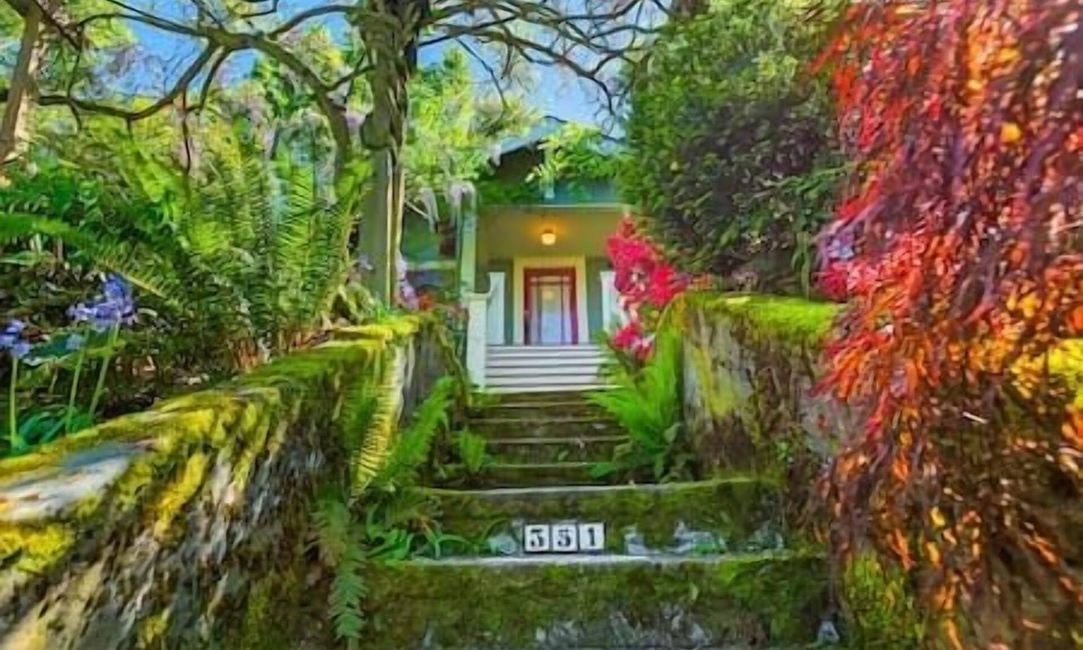 Phinney Ridge House | PH - Enchanted Path to a Gardenscape - 92 Walkscore!